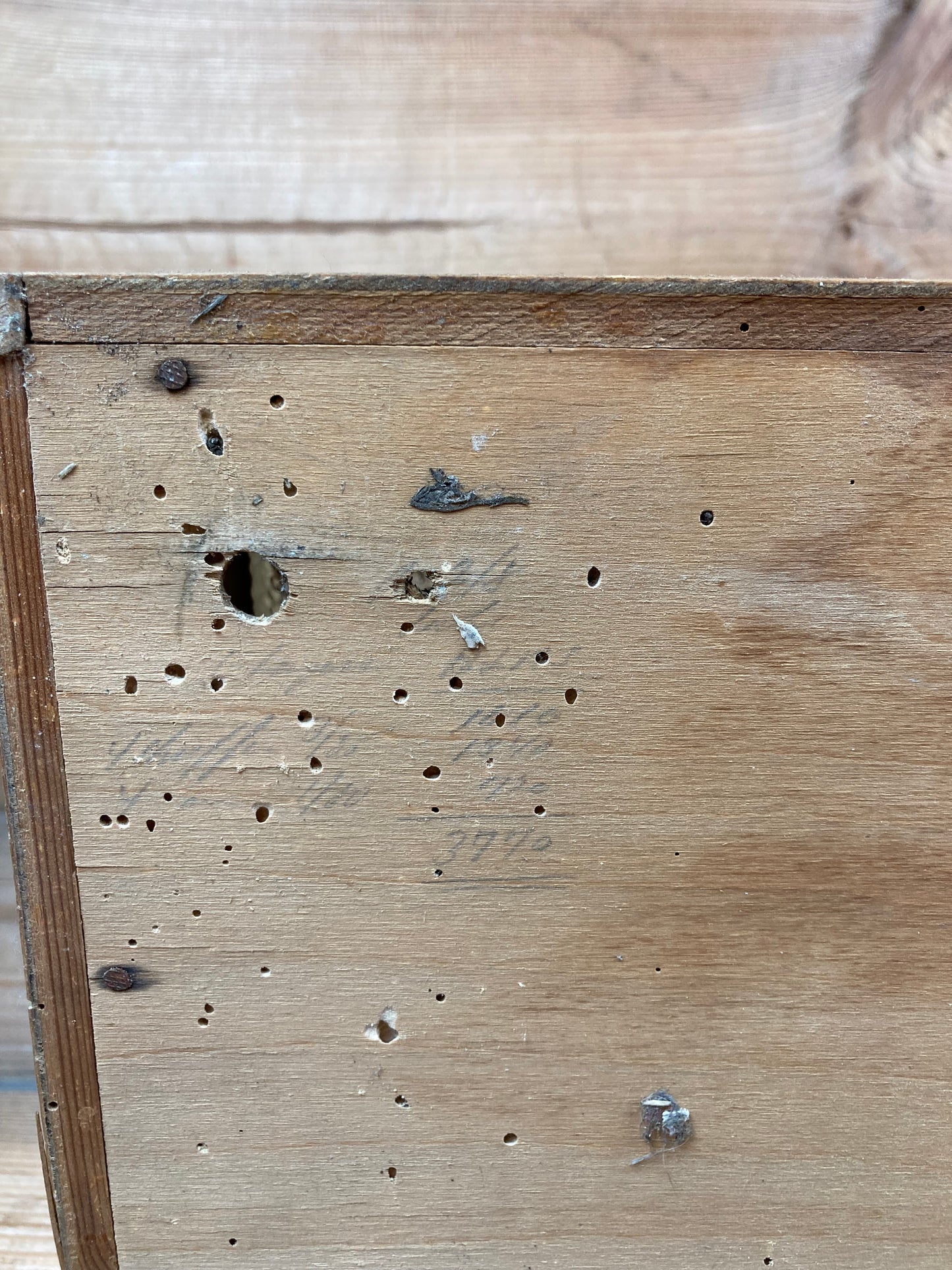 Træ hylde med glasskuffer