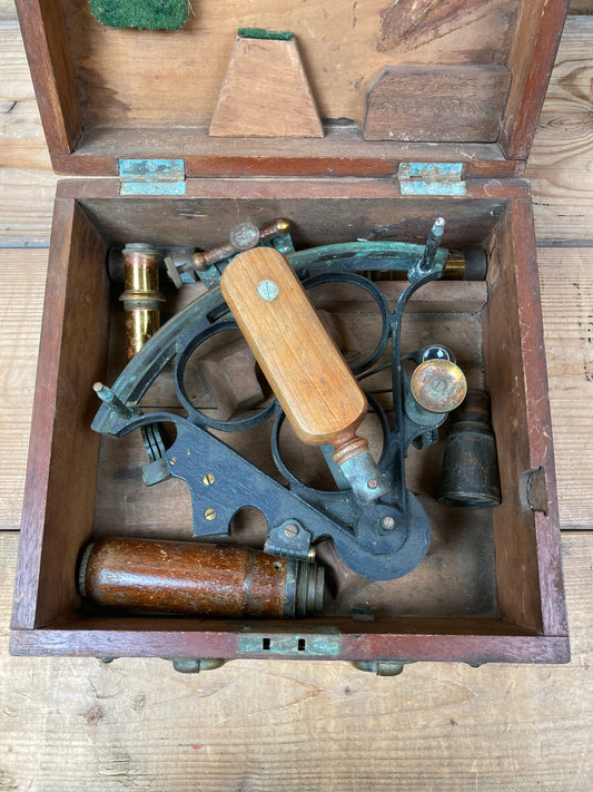 Gammelt teleskop i kasse