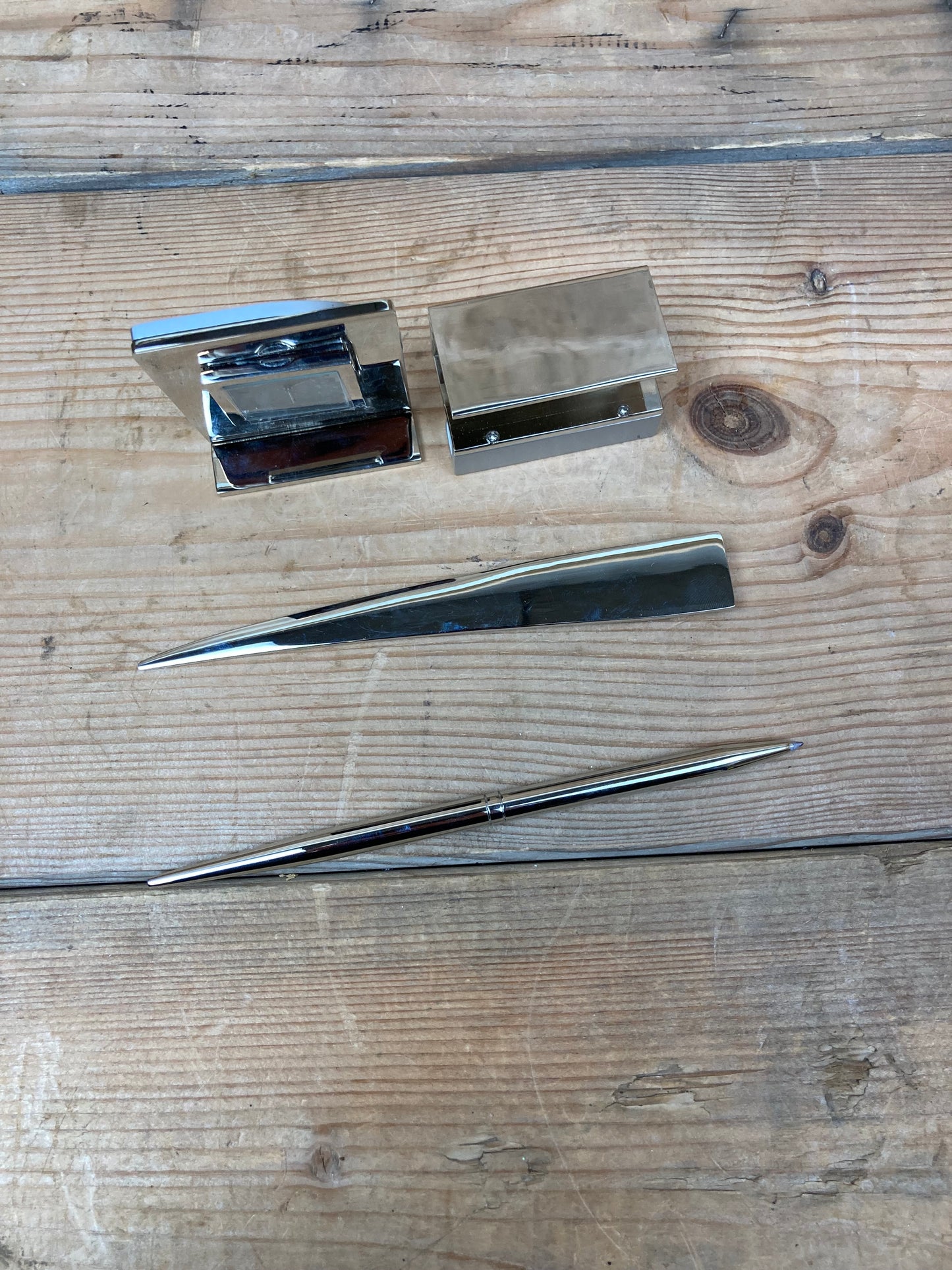 Sæt med metalredskaber