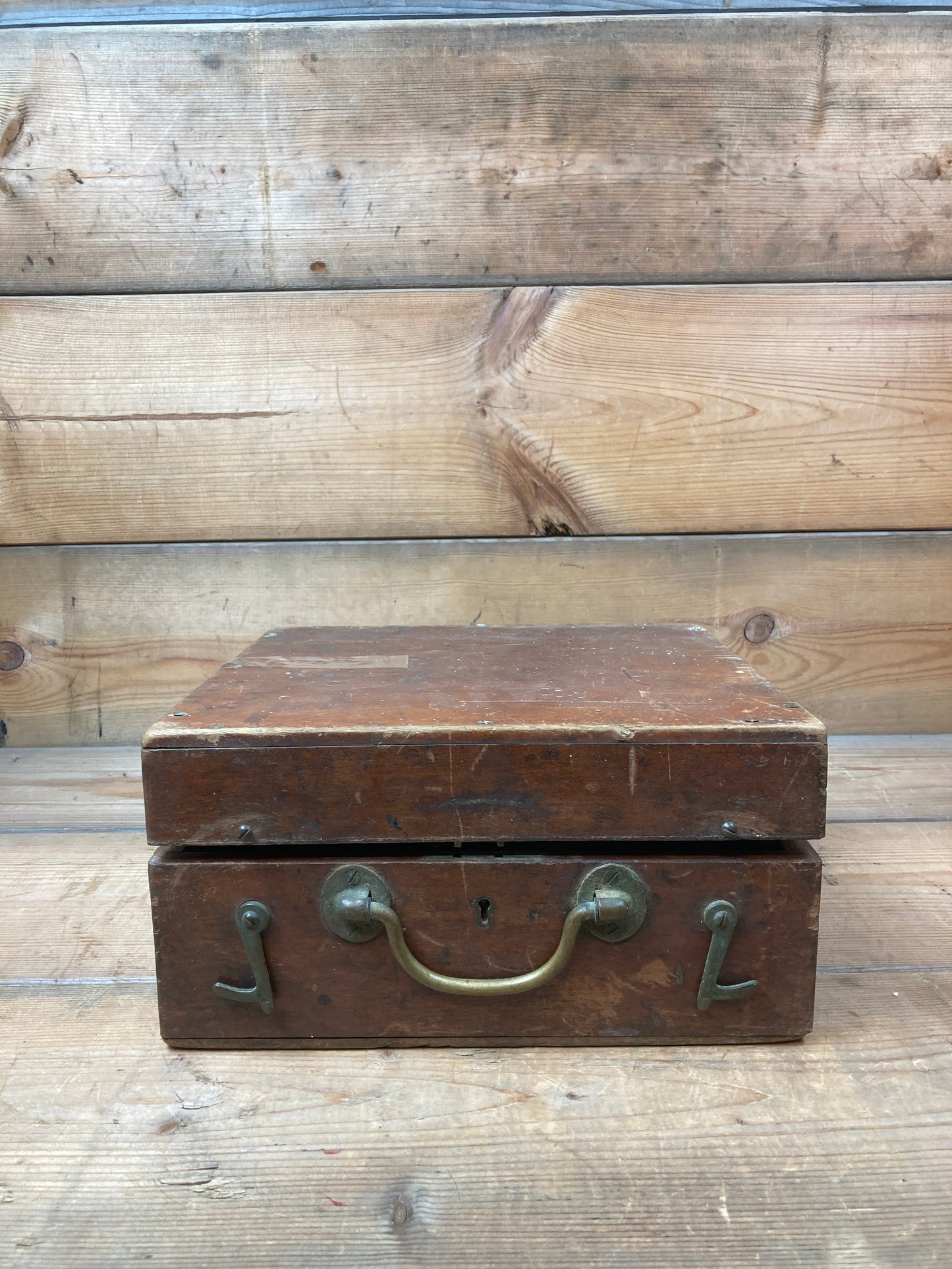 Gammelt teleskop i kasse