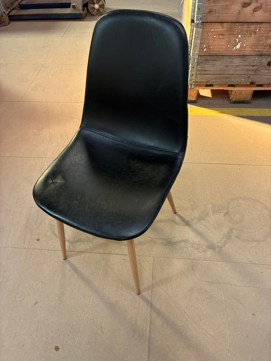 6 stole. OBS! Denne vare sendes ikke via GLS.