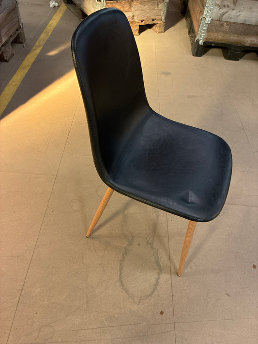 6 stole. OBS! Denne vare sendes ikke via GLS.