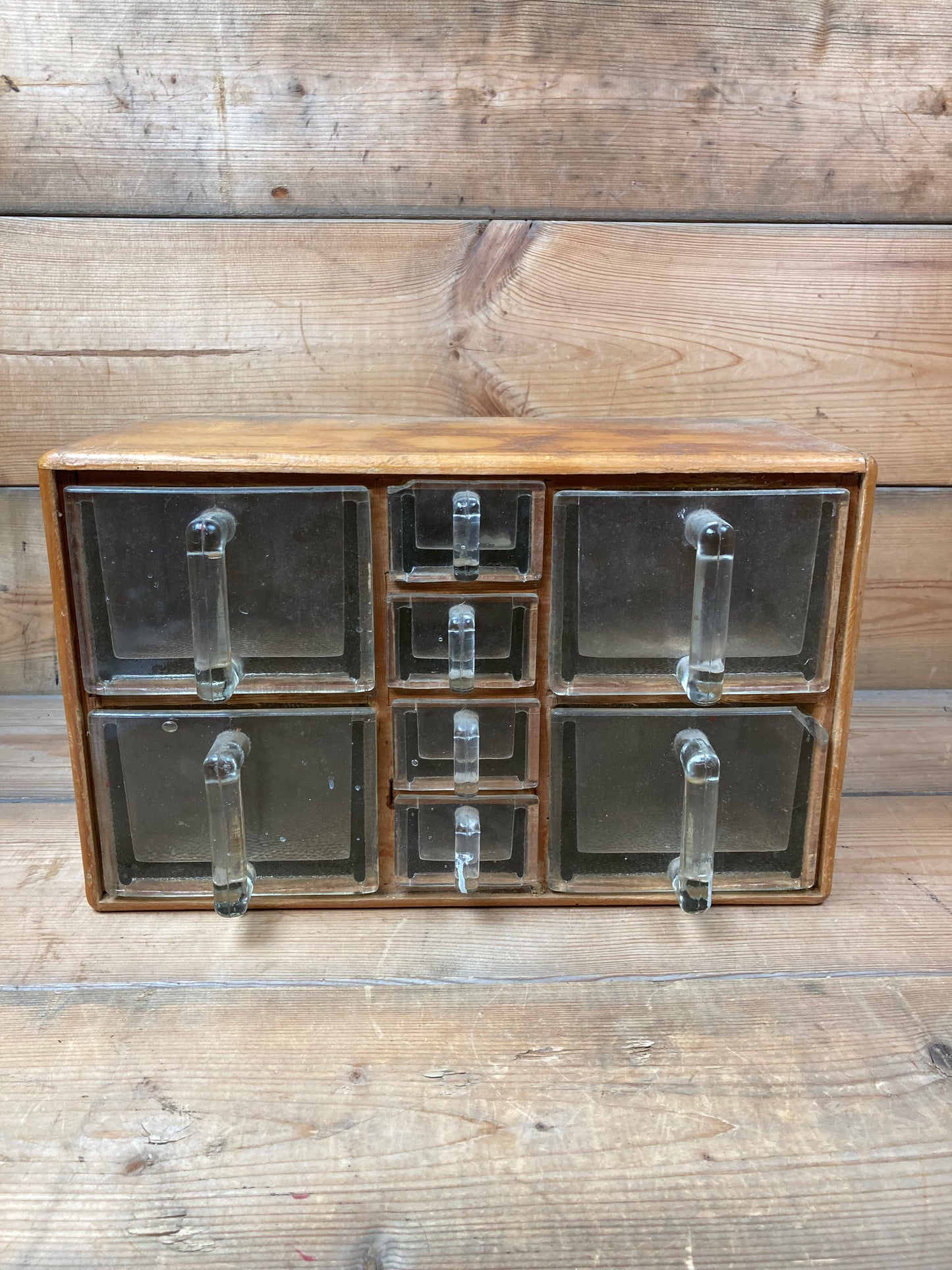 Træ hylde med glasskuffer