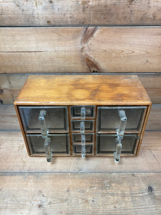 Træ hylde med glasskuffer