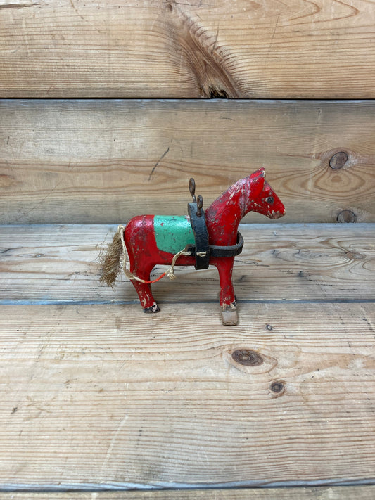 Rød hestefigur