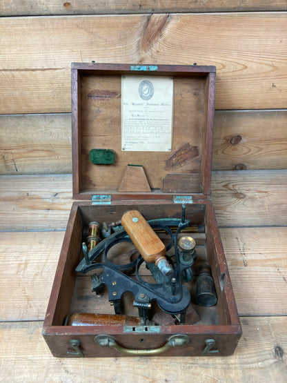 Gammelt teleskop i kasse