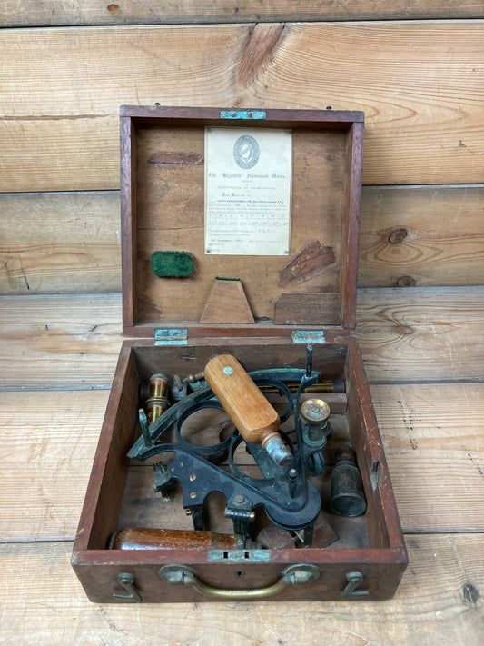 Gammelt teleskop i kasse