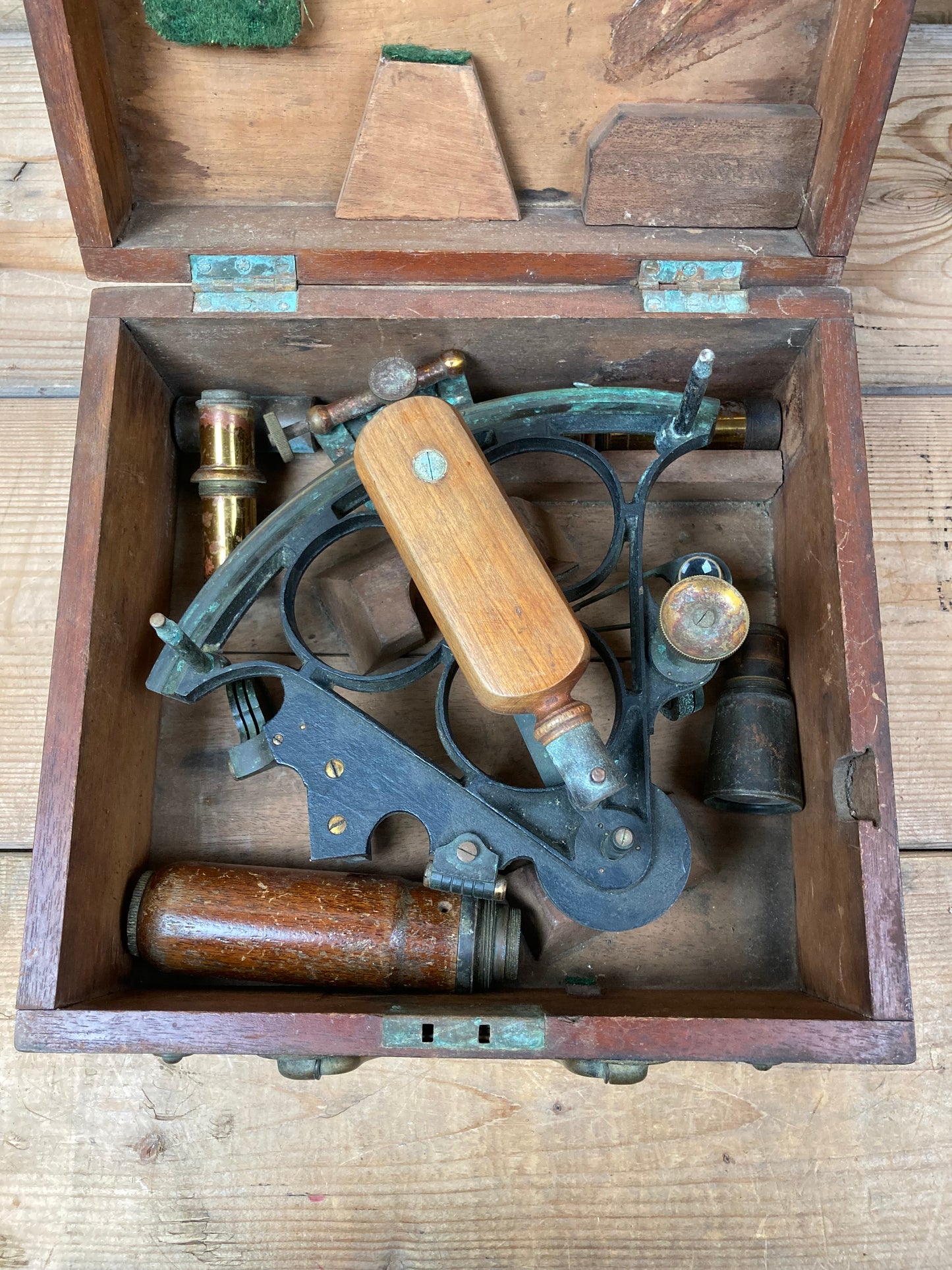 Gammelt teleskop i kasse