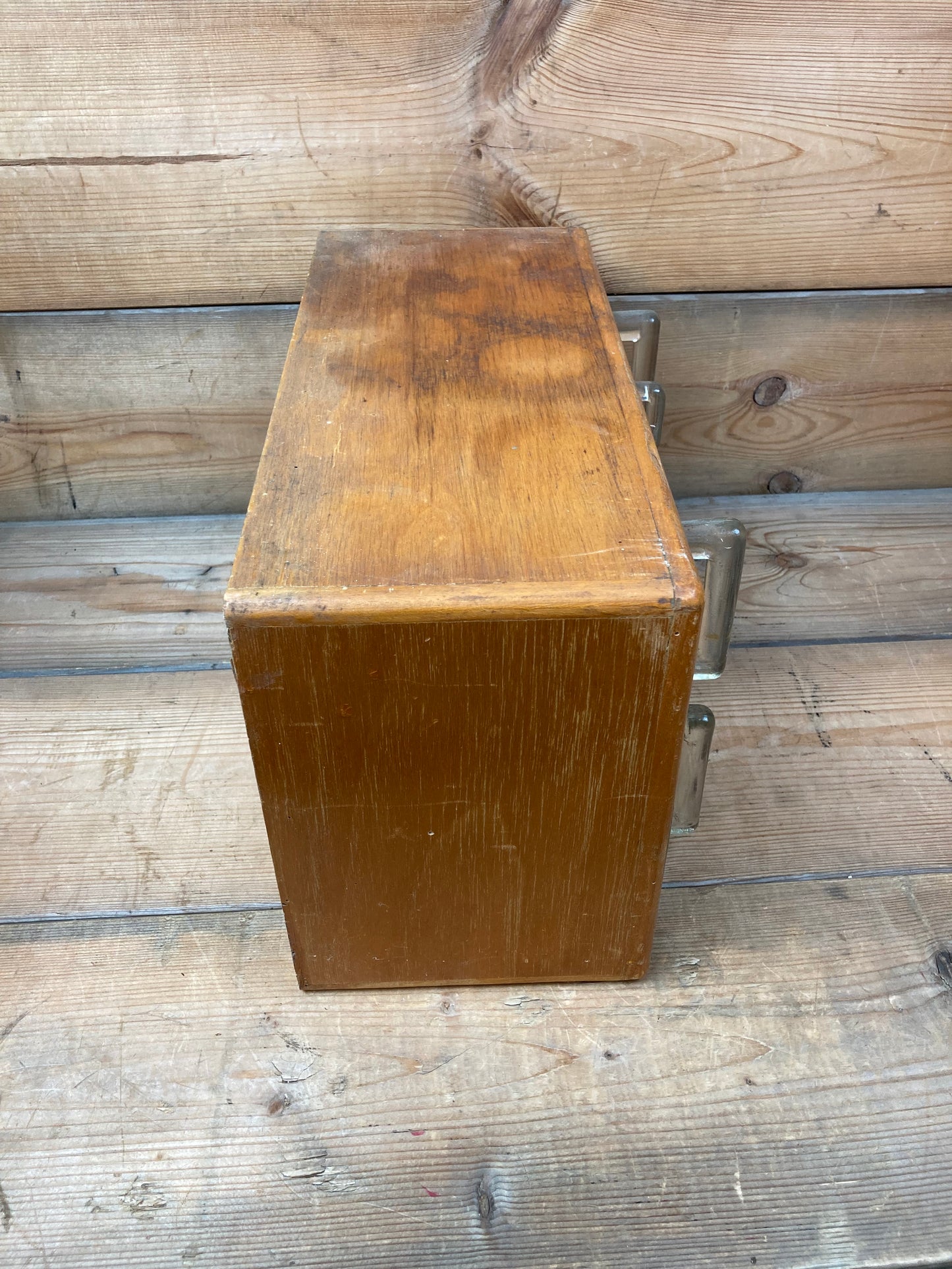 Træ hylde med glasskuffer