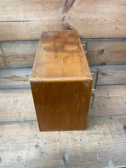 Træ hylde med glasskuffer