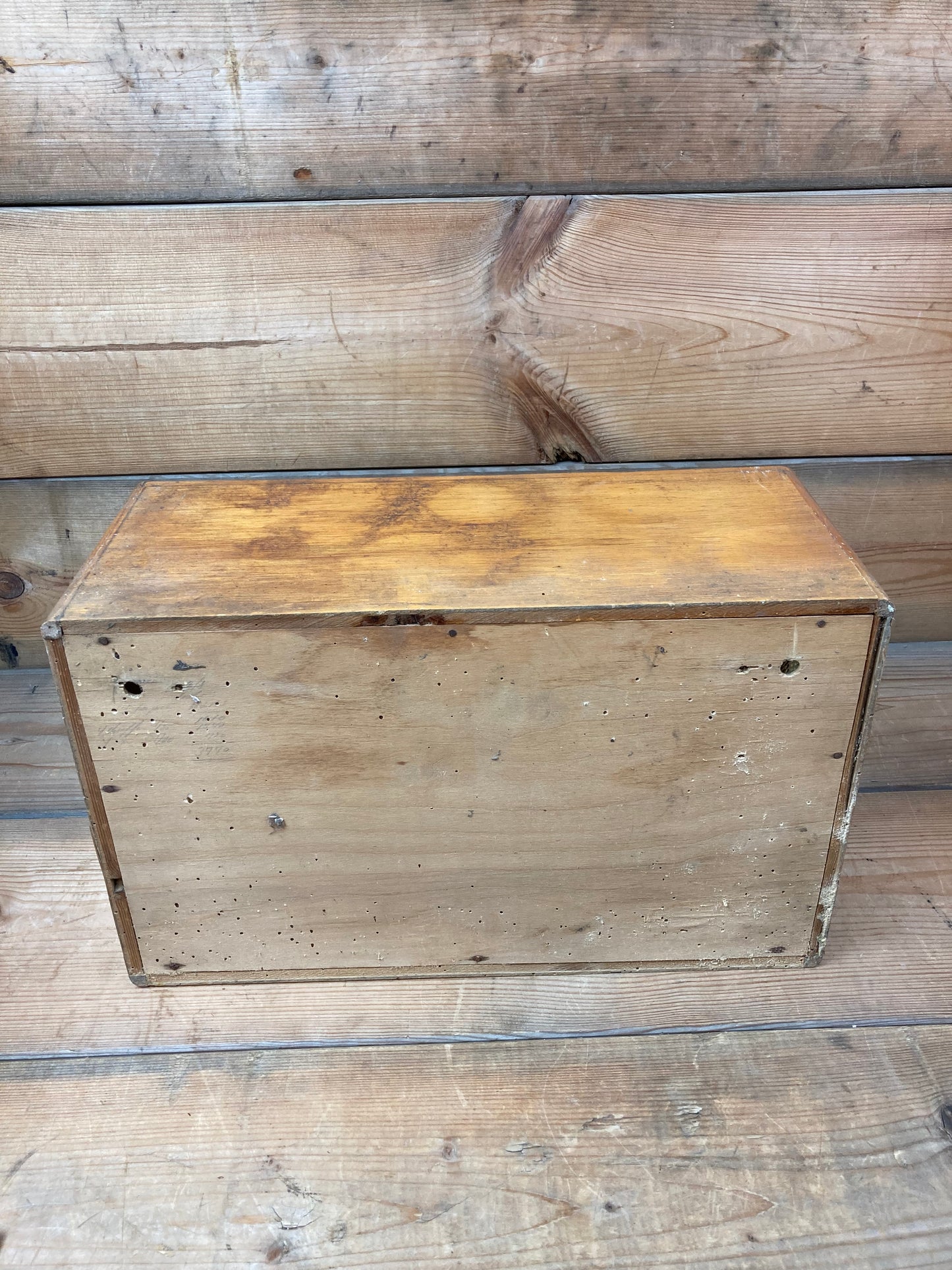 Træ hylde med glasskuffer