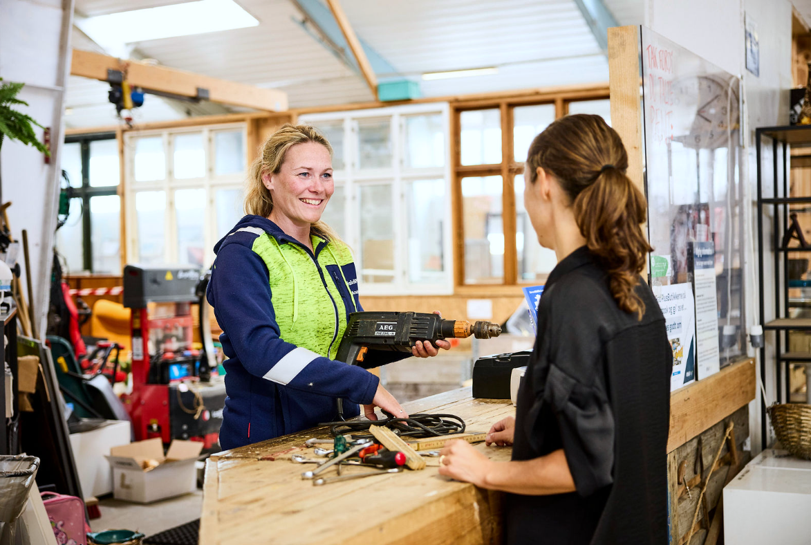 Medarbejder som taler med kunde