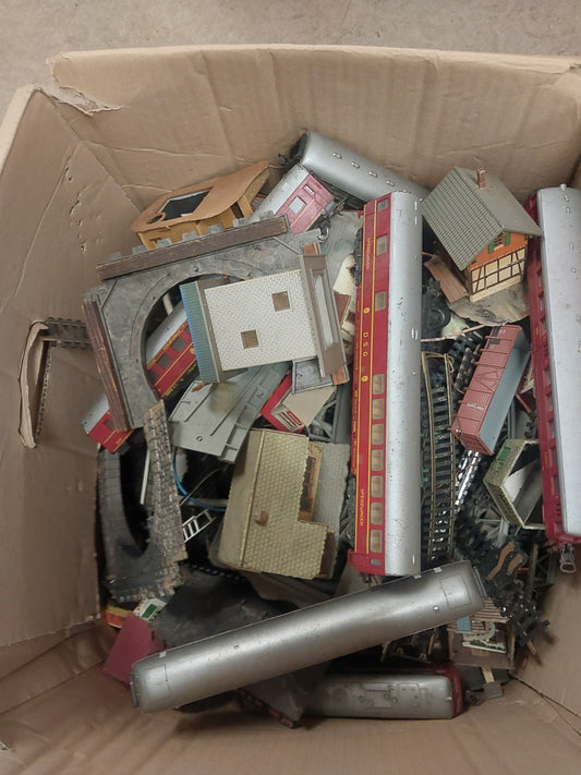 Kasse med blandet togbane ting