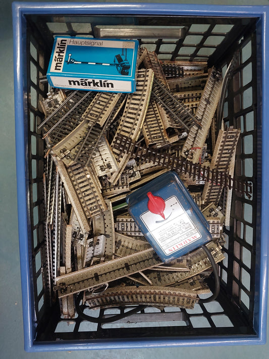 Kasse med Märklin skinner