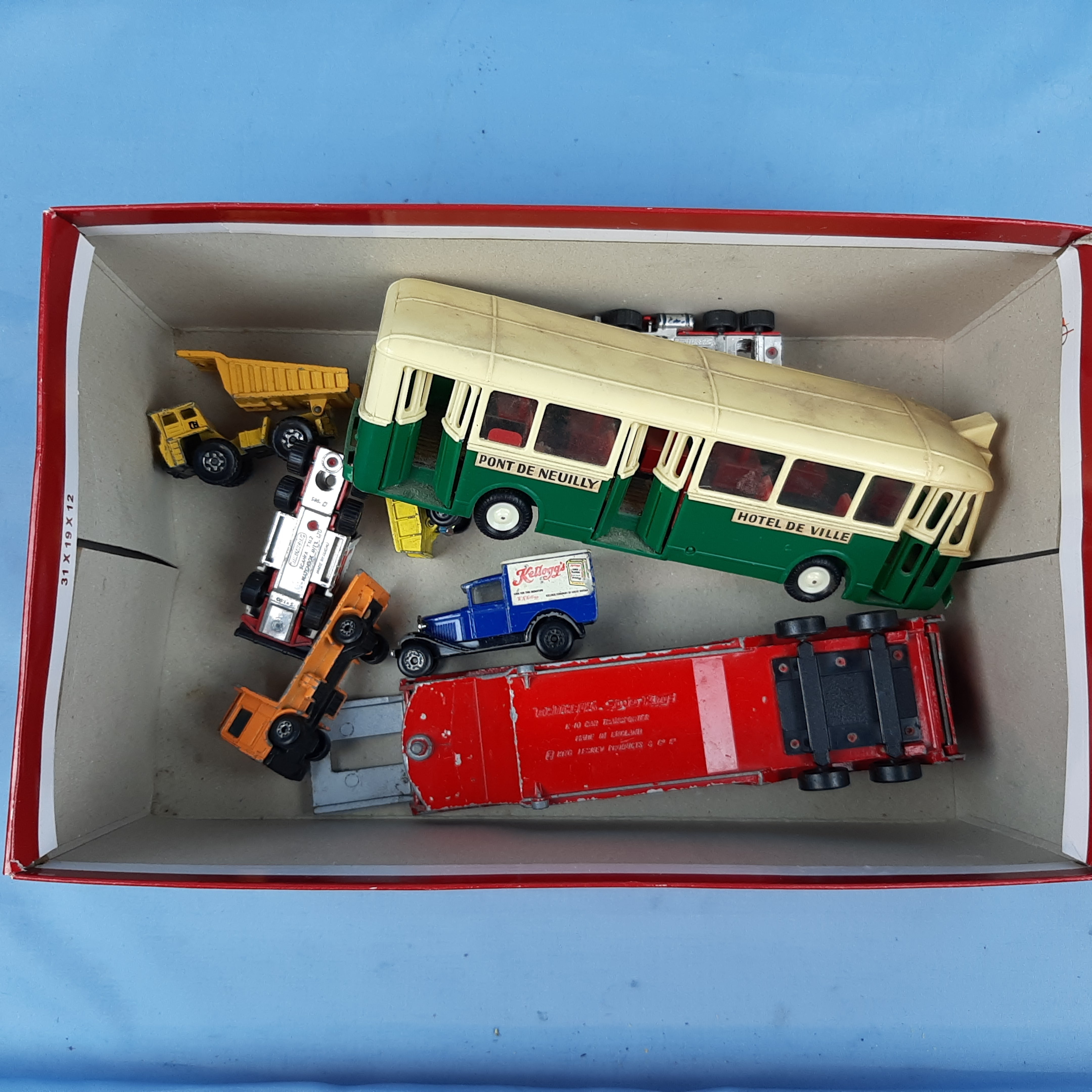 Kasse med gamle legetøjs biler